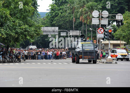 Jakarta, Indonesia. Xiv gen, 2016. Le persone si radunano vicino al sito di esplosione di Jakarta, Indonesia, 14 gennaio 2016. Sette persone tra cui due kamikaze sono stati uccisi e 20 altri feriti in blasti di suicidio a Giacarta, capitale dell Indonesia, giovedì. Credito: Egli Changshan/Xinhua/Alamy Live News Foto Stock