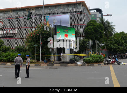 Jakarta, Indonesia. Xiv gen, 2016. Poliziotti di guardia presso il sito di esplosione di Jakarta, Indonesia, 14 gennaio 2016. Sette persone tra cui due kamikaze sono stati uccisi e 20 altri feriti in blasti di suicidio a Giacarta, capitale dell Indonesia, giovedì. Credito: Egli Changshan/Xinhua/Alamy Live News Foto Stock