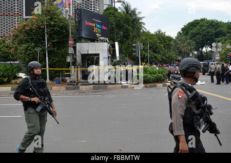 Jakarta, Indonesia. Xiv gen, 2016. Speciale protezione poliziotti presso il sito di esplosione di Jakarta, Indonesia, 14 gennaio 2016. Sette persone tra cui due kamikaze sono stati uccisi e 20 altri feriti in blasti di suicidio a Giacarta, capitale dell Indonesia, giovedì. Credito: Egli Changshan/Xinhua/Alamy Live News Foto Stock