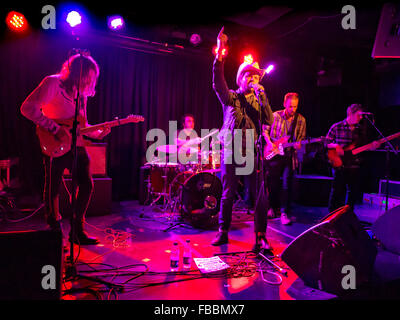 Londra, Regno Unito. Il 13 gennaio, 2016. Leggende della banda del paese di eseguire a 'la linea di best fit' festival presso il Lexington Pentonville Rd London UK 13/1/2016 Credit: Martyn Goddard/Alamy Live News Foto Stock