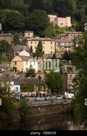 Regno Unito, Inghilterra, Derbyshire, Matlock Bath, superiore della torre e case storiche sulla ripida collina sopra South Parade Foto Stock