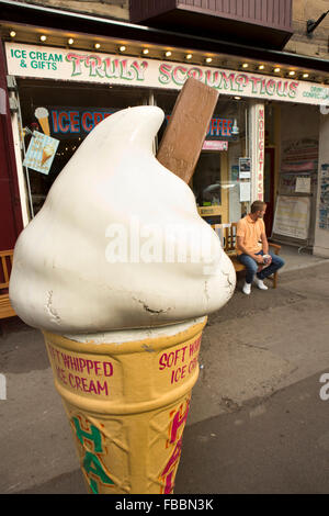 Regno Unito, Inghilterra, Derbyshire, Matlock Bath, North Parade, giant cono gelato al di fuori il cibo da asporto shop Foto Stock