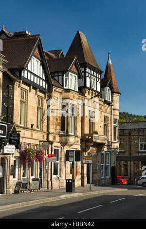 Regno Unito, Inghilterra, Derbyshire, Matlock Bridge, Dale Road, negozi in Grand Victorian edifici Foto Stock