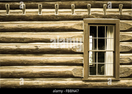 La parete esterna e la finestra di un pioneer log cabin. Fayette State Historical Park. Foto Stock