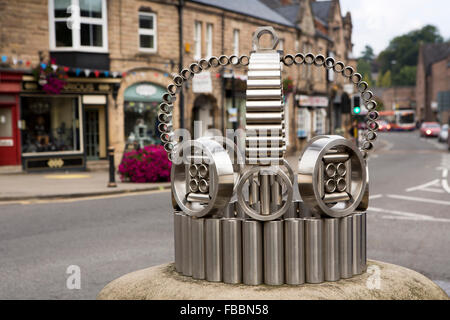 Regno Unito, Inghilterra, Derbyshire, Matlock, Crown Square, acciaio inossidabile giubileo d'argento della regina scultura di corona Foto Stock