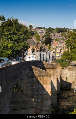 Regno Unito, Inghilterra, Derbyshire, Matlock, il vecchio ponte di pietra sul fiume Derwent Foto Stock