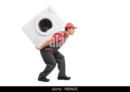 Studio shot di un giovane lavoratore che porta una macchina di lavaggio sul suo retro isolato su sfondo bianco Foto Stock