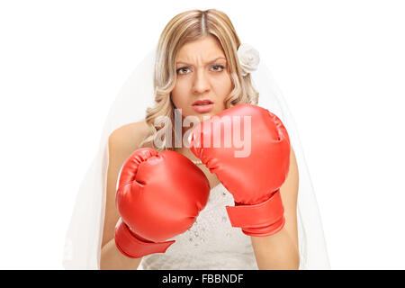 Studio shot di un arrabbiato giovane sposa con red guantoni da pugilato sulle sue mani isolati su sfondo bianco Foto Stock