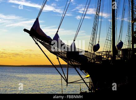 Silhouette di Tall Ship. Tall Ship silhouette con un orizzonte di tramonto come sfondo. Foto Stock