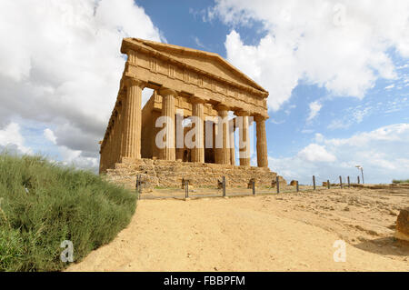 Il tempio della Concordia e Valle dei Templi, Agricento, Sicilia, Italia Foto Stock