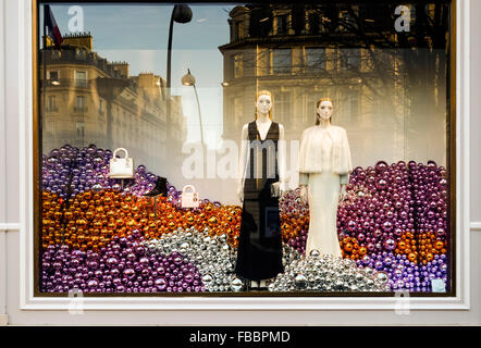 La finestra di visualizzazione di Christian Dior con natale, decorazioni, Avenue Montaigne, Parigi, Francia. Foto Stock