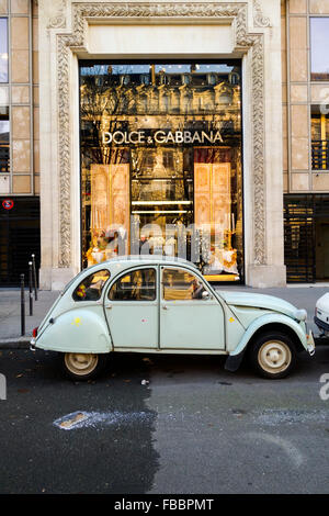 Luxury Dolce & Gabbana, della casa di moda di ingresso, con Citroën 2CV parcheggiato di fronte, Parigi, Francia. Foto Stock