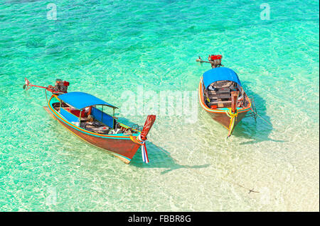 Due barche ancorate galleggianti su un fondale basso, Vacanze tropicali concetto. Foto Stock