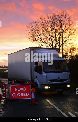 Camion Di ritorno dalla strada chiusa a causa di inondazioni a ponte Cawood dopo il fiume Ouse scoppiare le sue banche Yorkshire Regno Unito Foto Stock