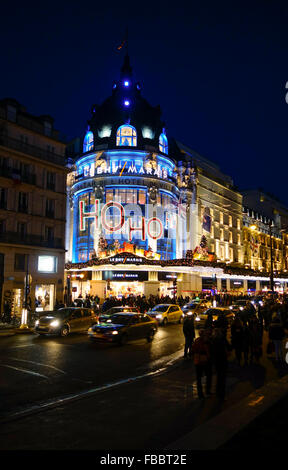 Bazar de l'Hôtel de Ville o BHV, department store, durante la notte con le luci di Natale, Parigi, Francia. Foto Stock