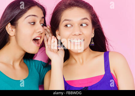 2 giovani indiani Womans amici Whisper parlando Foto Stock