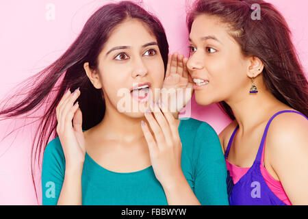 2 giovani indiani Womans amici Whisper parlando Foto Stock