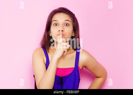 1 indian giovane donna dito in bocca il silenzio Foto Stock