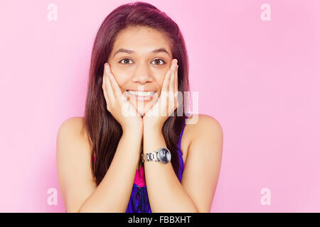 1 indian giovane donna faccia parte di toccare Foto Stock