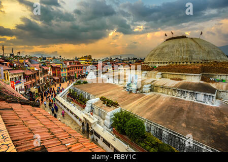 Ourists e popolo nepalese attorno Stupa Boudhanath, uno dei più grandi stupa antiche nel mondo. Foto Stock