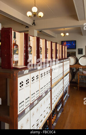 Interno del negozio di whisky in Huntly, Aberdeenshire, Scozia. Foto Stock