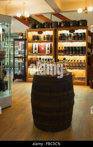 Interno del negozio di whisky in Huntly, Aberdeenshire, Scozia. Foto Stock