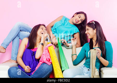 3 giovani indiani Womans amici shopping bag Foto Stock