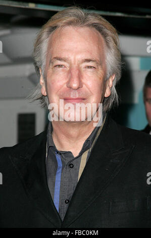 PIC FILE: Londra, Regno Unito. Il 21 febbraio, 2005. Alan Rickman presso la UK Premiere di 'Hotel Ruanda" presso la Vue West End, Leicester Square, London - 21 febbraio 2005.. Credito: KEITH MAYHEW/Alamy Live News Foto Stock