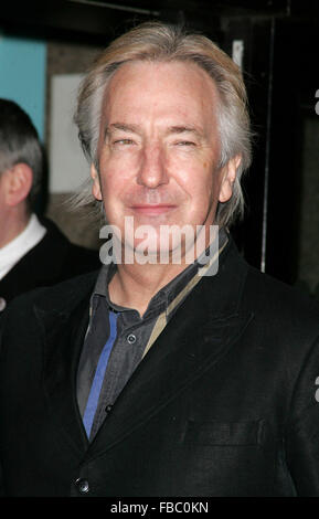 PIC FILE: Londra, Regno Unito. Il 21 febbraio, 2005. Alan Rickman presso la UK Premiere di 'Hotel Ruanda" presso la Vue West End, Leicester Square, London - 21 febbraio 2005.. Credito: KEITH MAYHEW/Alamy Live News Foto Stock