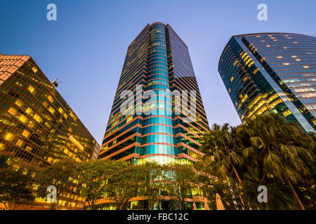 Grattacieli moderni a Tsim Sha Tsui al crepuscolo, Kowloon, Hong Kong. Foto Stock