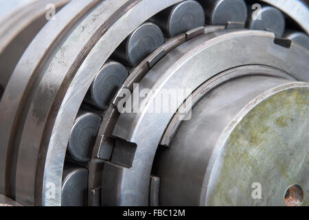 Rullo in acciaio inossidabile cuscinetto sulla dimensione industriale dell'albero di comando. Profondità di campo con solo alcune parti del cuscinetto nel fuoco. Foto Stock