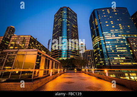 I moderni grattacieli e pier a Tsim Sha Tsui al crepuscolo, Kowloon, Hong Kong. Foto Stock