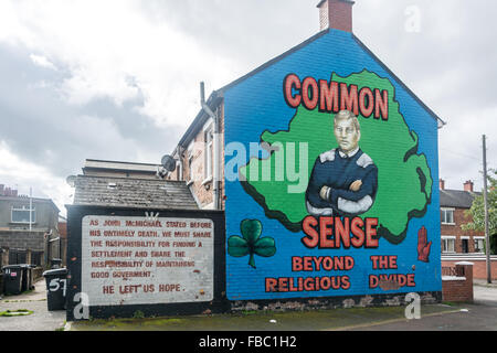 John McMichael UDA leader ucciso dall'IRA murale in sua memoria intitolato Il senso comune situato in zona villaggio del sud di Belfast. Foto Stock