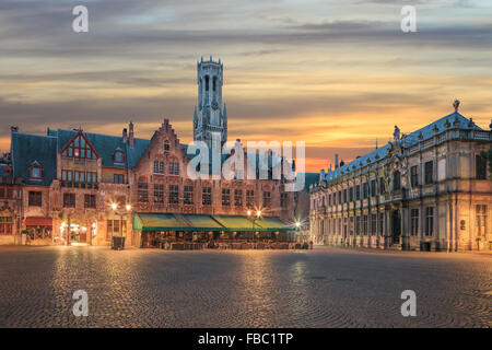 Belfort e Grote Markt Square nella città vecchia di Bruges a sunrise Foto Stock