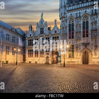 Belfort, Grote Markt Square nella città vecchia di Bruges a sunrise Foto Stock