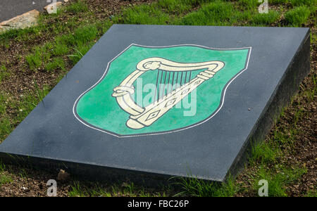 Bandiera provinciale di Leinster sul lavoro in pietra in ira memorial garden in ST. James zona di Belfast. Foto Stock