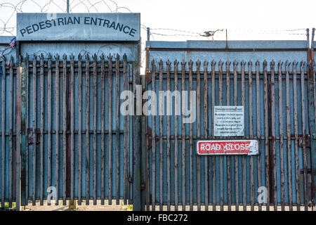 Un cancello su Belfast peaceline è chiuso diving Falls Road e Shankill Road zone della città. Foto Stock