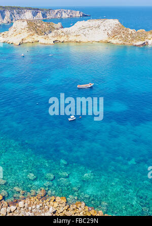 Mare Adriatico e monolitico cliff Cretaccio Isole Tremiti Puglia Puglia Italia Europa Foto Stock