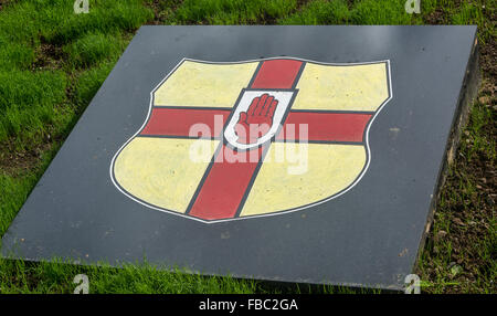 La Ulster provincia crest sulla muratura in pietra in un memoriale di ira il giardino di San Giacomo zona di Belfast Foto Stock