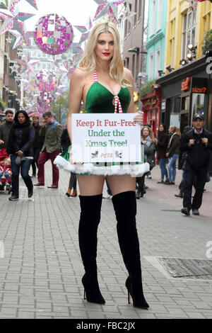 Vestiti come Santa's Little Helper, Ashley James teamed in su con la PETA per incoraggiare gli acquirenti a Londra alla moda Carnaby Street a "Keep it Fur libera sotto l albero di Natale" questo anno con: Ashley James dove: Londra, Regno Unito quando: 14 Dic 2015 Foto Stock