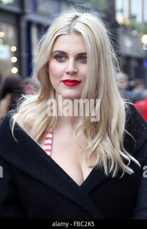 Vestiti come Santa's Little Helper, Ashley James teamed in su con la PETA per incoraggiare gli acquirenti a Londra alla moda Carnaby Street a "Keep it Fur libera sotto l albero di Natale" questo anno con: Ashley James dove: Londra, Regno Unito quando: 14 Dic 2015 Foto Stock