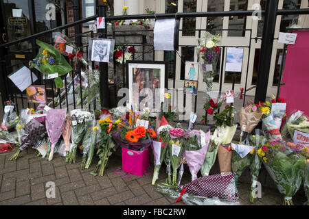 Beckenham, Regno Unito. 14 gennaio, 2016. Omaggi floreali sono ancora in corso di cui al di fuori di un ristorante a Beckenham in cui David Bowie ha lanciato hir carriera nel 1969 quando era il Three Tuns pub. Credito: Keith Larby/Alamy Live News Foto Stock