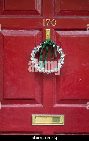 Ghirlanda di Natale sulla porta anteriore appeso Foto Stock
