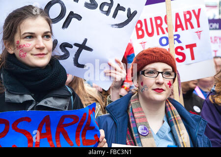 Londra, Regno Unito. Gennaio 9th, 2016. Regno Unito, Londra: migliaia di infermieri junior e i loro sostenitori marzo a Londra il 9 gennaio 2015 in risposta al Cancelliere George Osborne piano di borse di studio di sostituire con prestiti per studenti. Dopo il marzo da san Tommaso' ospedale a Downing Street, un oratore rally avrebbe partecipanti dietro un piano per tenere uno sciopero inizio martedì. Foto Stock