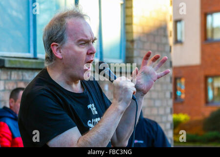 Uddingston, UK. Xiv gen, 2016. Il gruppo nazionalista 'Scottish resistenza" ha tenuto una manifestazione al di fuori del Tunnocks' fabbrica Uddingston vicino a Glasgow per mostrare il loro malcontento di fronte alla famosa teacake fabbricato ci sono, ora di essere bollati come "British" e il distacco del leone rampante dall'involucro. 'Scottish resistenza' rivendicazione questo è un Pro-unionista e anti Scottish mossa da parte della società di biscotto. Un certo numero di persone si è girato verso l'alto come un contatore di dimostrazione a sostegno di Tunnocks e mangiavano teacakes mentre commenti. Credito: Findlay/Alamy Live News Foto Stock