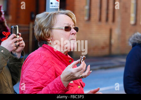 Uddingston, UK. Xiv gen, 2016. Il gruppo nazionalista 'Scottish resistenza" ha tenuto una manifestazione al di fuori del Tunnocks' fabbrica Uddingston vicino a Glasgow per mostrare il loro malcontento di fronte alla famosa teacake fabbricato ci sono, ora di essere bollati come "British" e il distacco del leone rampante dall'involucro. 'Scottish resistenza' rivendicazione questo è un Pro-unionista e anti Scottish mossa da parte della società di biscotto. Un certo numero di persone si è girato verso l'alto come un contatore di dimostrazione a sostegno di Tunnocks e mangiavano teacakes mentre commenti. Credito: Findlay/Alamy Live News Foto Stock