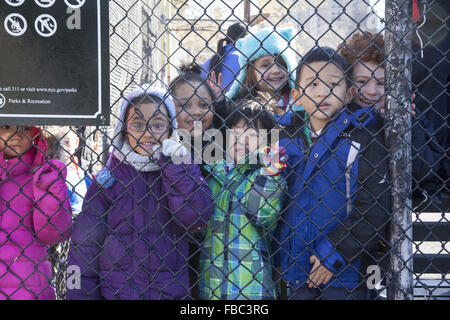 L annuale dei tre re parata del giorno in Spanish Harlem è sponsorizzato da El Museo del Barrio si trova nella Quinta Avenue in New York. Scuola di quartiere i bambini a guardare la sfilata Foto Stock