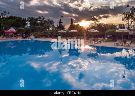 Un hotel piscina vicino Taormina, Sicilia, Italia. Foto Stock