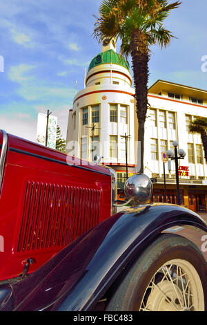 'Tipo di Poster' immagine del governatore della vecchia residenza nel centro di Napier nel quartiere Art Deco della città con la classica auto di fronte,North Island, Nuova Zelanda Foto Stock