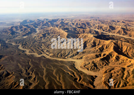 Vista aerea della montagne di sabbia del deserto egiziano. Un intricato labirinto di fiumi di tempo, portando una sensazione di tranquilla serenità. Foto Stock